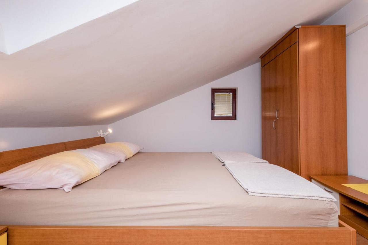 Apartments Padovan Banjol Bagian luar foto