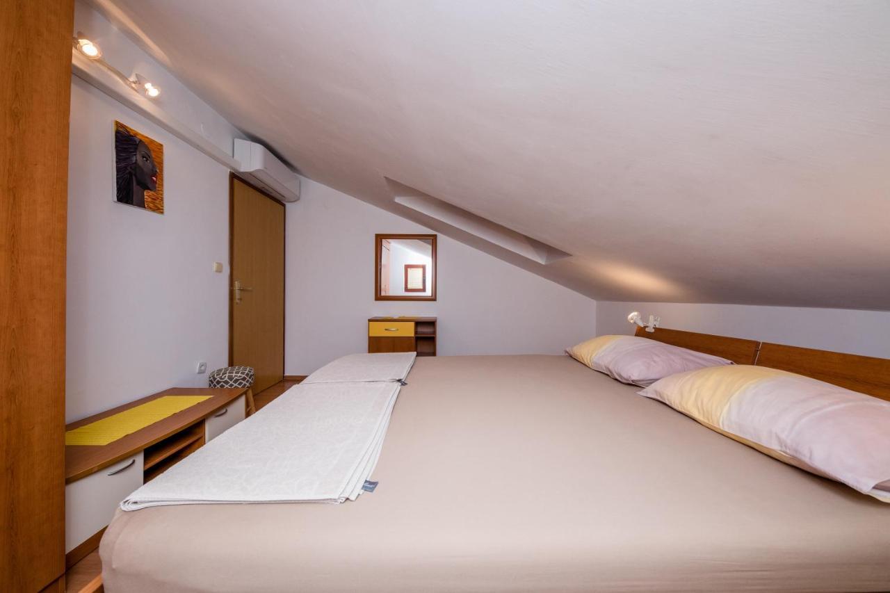 Apartments Padovan Banjol Bagian luar foto