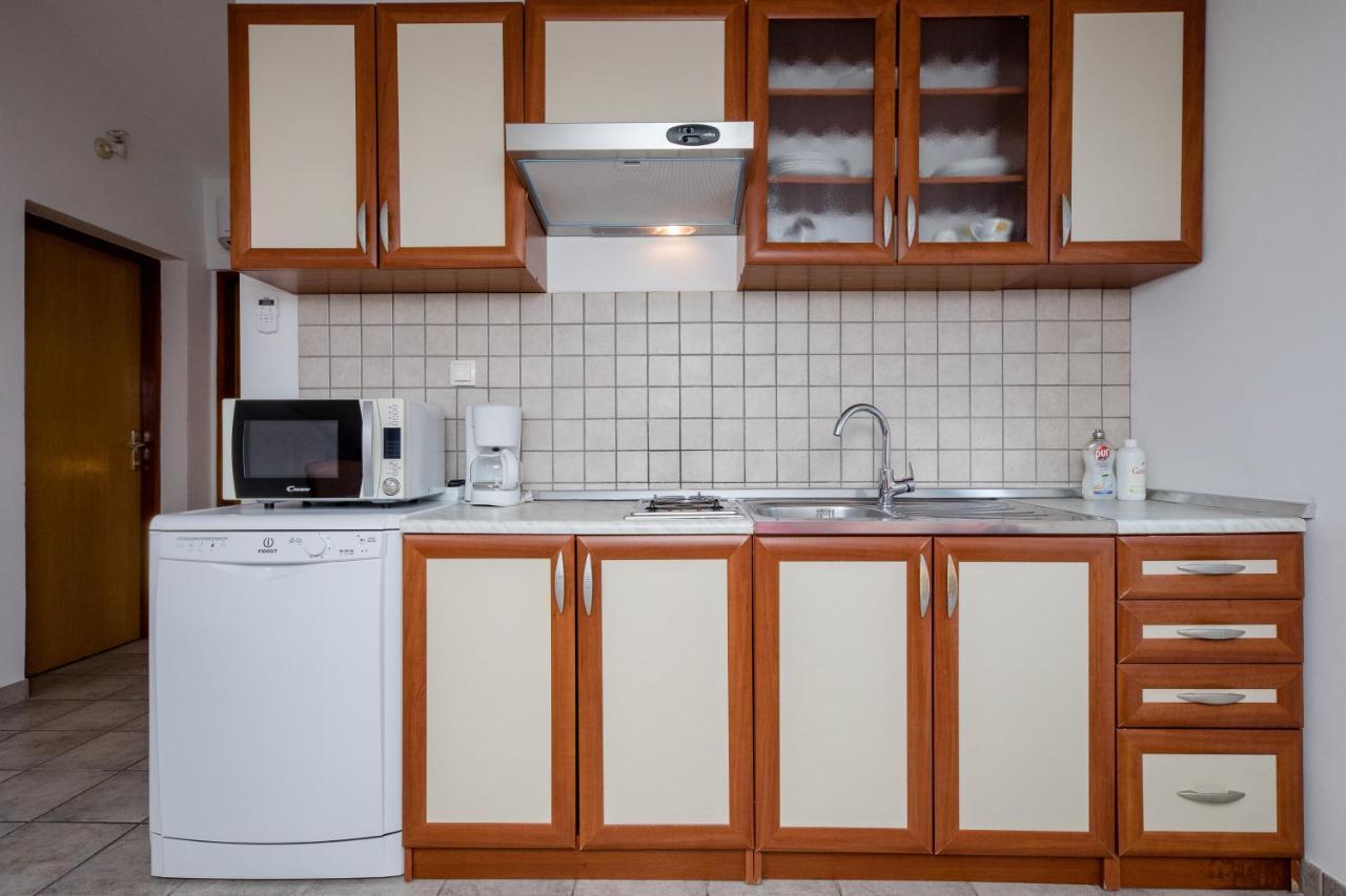 Apartments Padovan Banjol Bagian luar foto