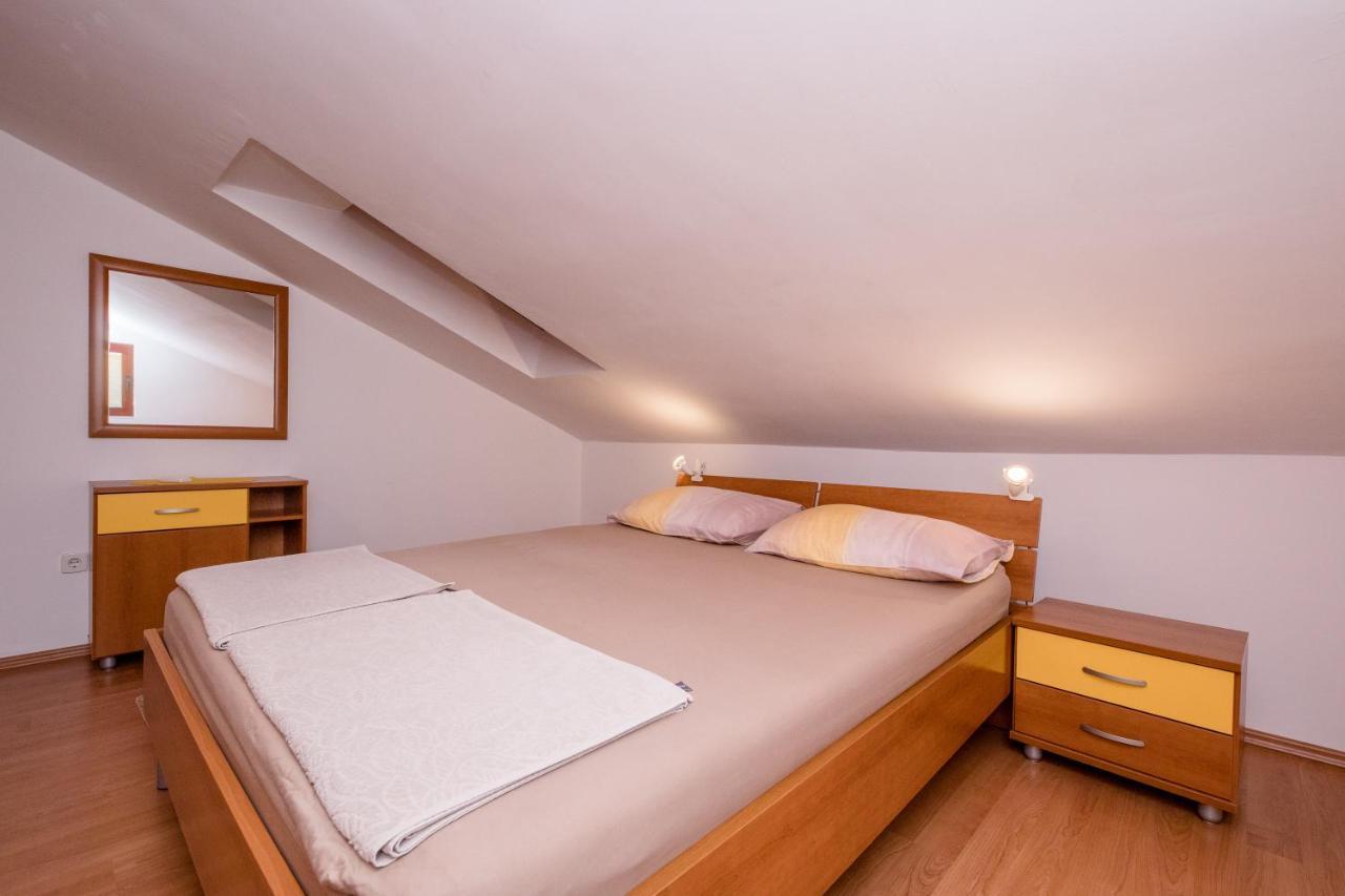 Apartments Padovan Banjol Bagian luar foto