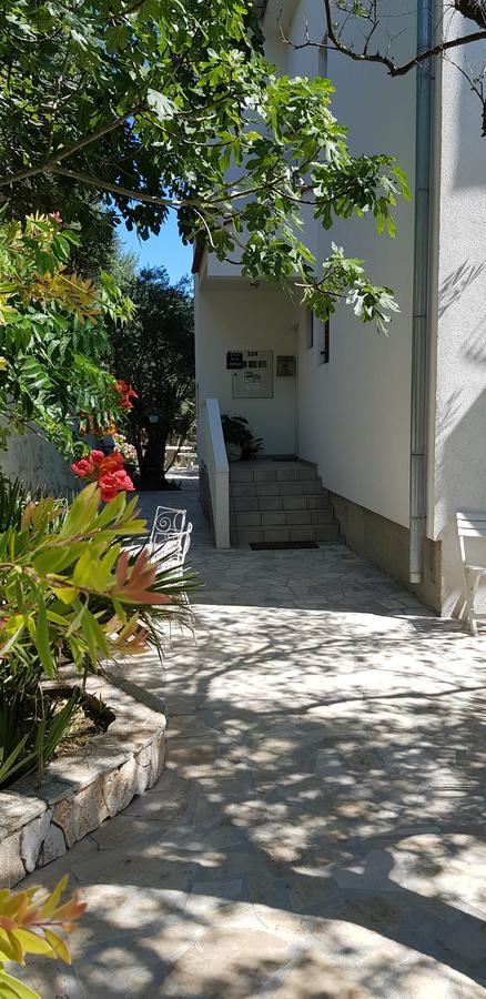 Apartments Padovan Banjol Bagian luar foto